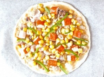 step12: 隨意放上雜錦海鮮、青椒和粟米粒。