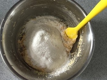 step3: 篩入自發粉，跟牛油混合物拌匀。