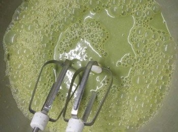 step5: 放入冰格雪1小時，拿出再利用電動打蛋器高速打5分鐘拌勻，步驟重覆3次