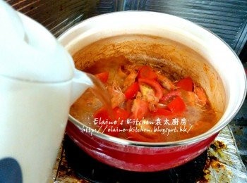 step6: 煲內放入一半份量蕃茄炒至出茄油 , 加入蝦頭蝦殼炒至轉色 , 加入熱水再煲滾後