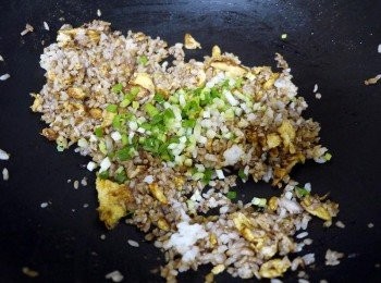 step5: 要起鍋前在撒上蔥花，略炒一下即可起鍋