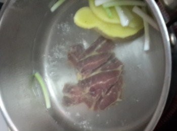step2: 鍋加入適量水煮滾，另外加入適量蔥白和兩片薑，倒入火腿片出水30秒，將火腿片撈起