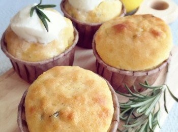 step7: 裝飾 ：1湯匙純乳酪，加迷迭香草。