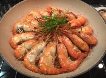 step6: 開蓋，撒上少許黑胡椒碎、放上適量蔥絲和紅辣絲，蓋上鍋蓋再煮2-3分鐘即可。