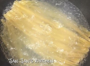 step2: 煮意粉。要間中整散少少，否則寬條麵會疊在一起。