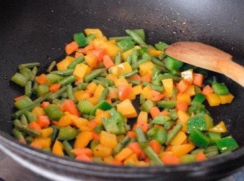 step3: 熱鑊後下油，先炒蔬菜數分鐘至軟身