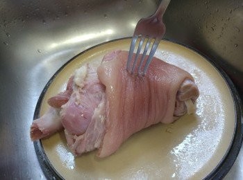 step3: 用叉再皮上刺上密集小孔; 越密越好