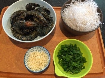 step1: 先將蝦沖洗乾淨及挑走蝦腸，備用。
粉絲用水浸約5分鐘，隔水備用。