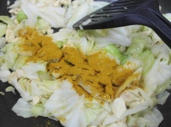 step4: 接著放入高麗菜炒一下... 炒到高麗菜變軟後灑上適量的咖哩粉拌炒^^ 炒到自己喜歡的軟度即完成!!