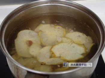 step1: 麥冬放入煲中，加水浸泡15分鐘，然後加入雪梨乾，加熱，煮開後，以小火煲10分鐘。