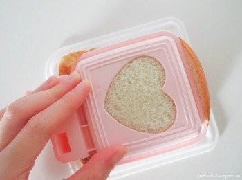 step2: 将第二片吐司盖上，然后紧压，再把吐司周边去掉。（别把吐司边丢了，可制作面包脆条哦＝）