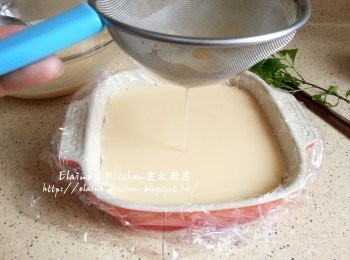 step2: 蒸盆放上一層保鮮紙 , 將豆漿蛋液用篩網隔去多餘泡沫及雜質