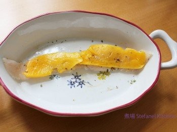 step3: 把裁剪成龍利柳寬度一樣的芒果放在魚柳上卷成卷狀後，用牙簽固定寬度一樣的芒果放在魚柳上卷成卷狀後，用牙簽固定