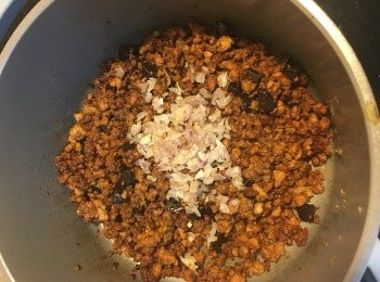 step6: 放入已炒好的紅蔥頭，拌勻