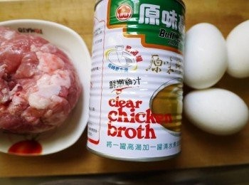 step1: 備好材料，可以用水或罐頭高湯。比例是蛋１：水２