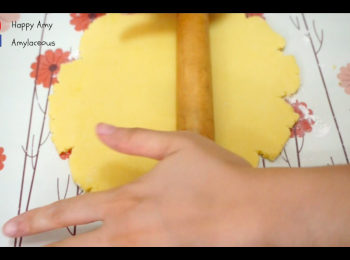 step8: 於桌上撒上麵粉，取出麵糰，用麵棍擀平至4mm厚，再用圓形杯口吸出8個圓形<span class="group_1">撻皮</span>，將<span class="group_1">撻皮</span>放於撻模中，