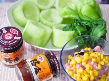 step1: 備料:先將大黃瓜切對等的圓柱狀挖出內籽、清江菜川燙備用、將絞肉加入白芝麻與玉米粒