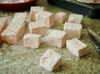 step7: 在枱上灑滿糖霜，拿出綿花糖，會黏手的，用鋒利的刀切件。再沾滿糖霜即成！（也可沾椰絲）