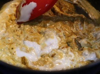 step2: 先將黃咖哩及椰漿炒香