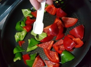 step6: 用少許油起鑊,將青紅椒加半茶匙鹽及少許水炒至軟身