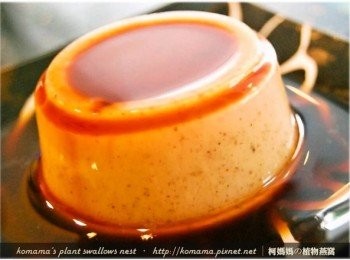 step4: 在黑木耳鮮奶凍上，依照個人喜好與口感，酌量淋上已沖泡好的咖啡。