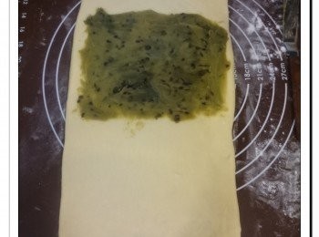 step4: 將麵團拿出, 排出空氣, 把麵團擀成18X44cm 的長方形, 在中間1/3位置塗上紅豆綠茶餡。