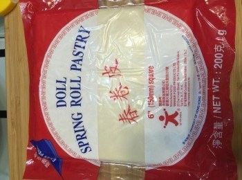 step1: 春卷皮切記取出用時必須要用濕布蓋面，避免風乾。