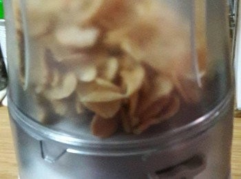 step5: 把烤好的蒜片成粉末