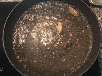 step3: 煮滾一鍋水，放入薑片和少許米酒或黃酒。