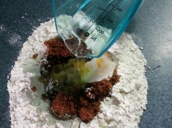 step2: 將所有材料慢慢加入食用開水（芝麻除外）