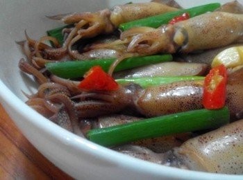 step1: 先把小卷洗淨，等香氣出來時再依序放入蒜頭、小卷、加入少許米酒，轉中大火把小卷先炒一下，再放入辣椒（如果不敢吃辣的可以後上）和青蔥，香噴噴極美味的青蔥小卷即可呈盤上桌享用。【澎湖野生水產的產品皆通過政府檢驗及SGS認證，讓大家吃得更安心， 更是五星級飯店主廚指定<span class="group_1">食材</span>，讓大家有實惠價格輕鬆吃到頂級<span class="group_1">食材</span>。】