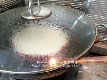 step9: 放入鑊中蓋上蓋用大火蒸2分鐘後 , 將鑊蓋留縫隙 , 轉慢火再蒸25分鐘