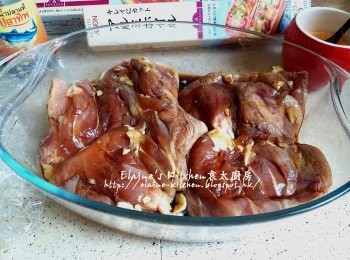 step4: 1小時後將<a href="https://bit.ly/2ZxapeY" target="_blank" data-keyword="雞扒" class="guide-link"><strong>雞扒</strong></a> <span style="display:inline-block;vertical-align:middle;margin-top:-3px;color:initial;border-radius:3px;padding:2px 3px;font-size:12px;line-height:14px;background:#87d300;color:#fff;">即買</span> 反轉醃雞皮個邊 , 再蓋上保鮮紙靜待1小時