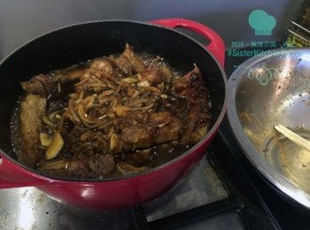 step4: 轉細火，再將醃肉汁倒入，炆45分鐘