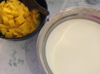 step1: 先把芒果起肉切粒，牛奶、淡忌廉和蜂蜜混合備用。