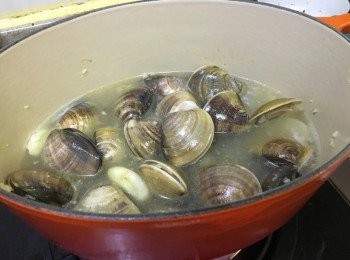 step3: 再中大火加入花甲快炒花甲，再加入清雞湯入鍋子中，約蓋過花甲面煮1分半鐘