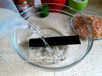 step1: 乾昆布用濕布抹乾 , 放入大碗內加2000ml水浸過夜