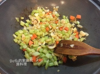 step3: 利用鍋中的剩下的油，再加入1大匙油炒香蒜末、洋蔥丁，再依序放入蘑菇、紅蘿蔔丁、西洋芹丁炒熟，加入1大匙醬油、黑、白胡椒粉調味