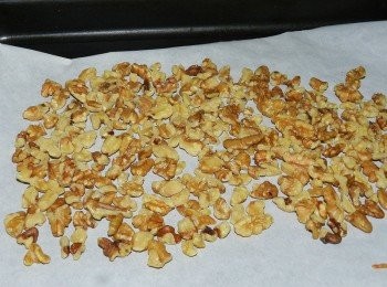 step2: 核桃入烤箱，180度烤8-10分