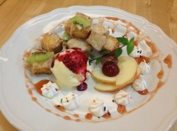 step8: 烤好的吐司丁點綴一些水果和鮮奶油搭上冰淇淋及果醬 就是一份超美味的下午茶點喔