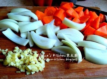 step5: 甘旬去皮切細件 , 蒜頭去衣切粒 , 洋蔥去衣切條