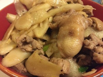 step7: 完成啦!! 可將雞腿肉改成豬肉，味道不一樣哦，搭配嫩薑片吃，微嗆辣的口感真好吃又暖胃