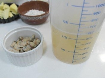 step2: 接著將蛤蠣肉和高湯分開備用!!! 高湯要用濾網過濾一下喔^^