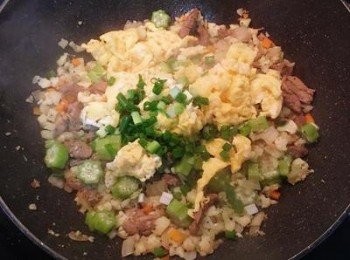 step8: 試味道，下一點點醬油炒鬆，最後放入蛋炒勻，再放入蔥花拌炒均勻即可。