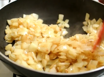 step1: 1湯匙橄欖油+牛油少許
先將已切碎的洋蔥炒至軟身