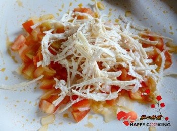 step2: 少許油爆香洋蔥丁,放入蕃茄,與雞肉絲後關火