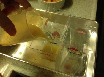 step6: 把溶液倒入杯內，加入芒果粒