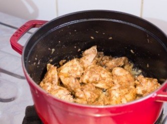 step9: 下雞肉炒勻至每塊雞肉均勻沾上香料。