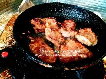 step16: 豬扒亦放入鑊中用中火煎至兩面金黃即可