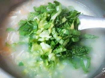 step7: 在電鍋跳起前五分鐘 , 把切成絲的青江菜加入繼續煮